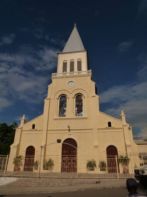 Igreja na praça principal de Pétion-Ville, bairro mais chique da capital Port-au-Prince, no Haiti